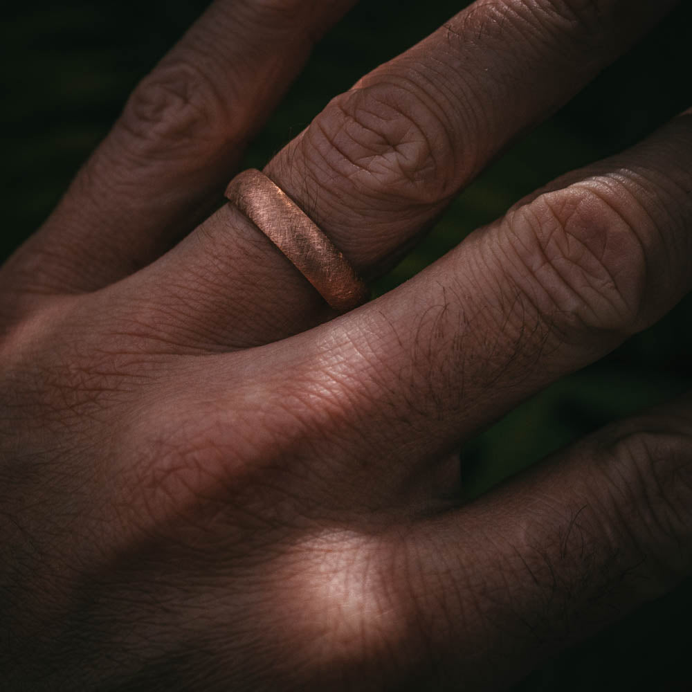 Criss-cross textured wedding band