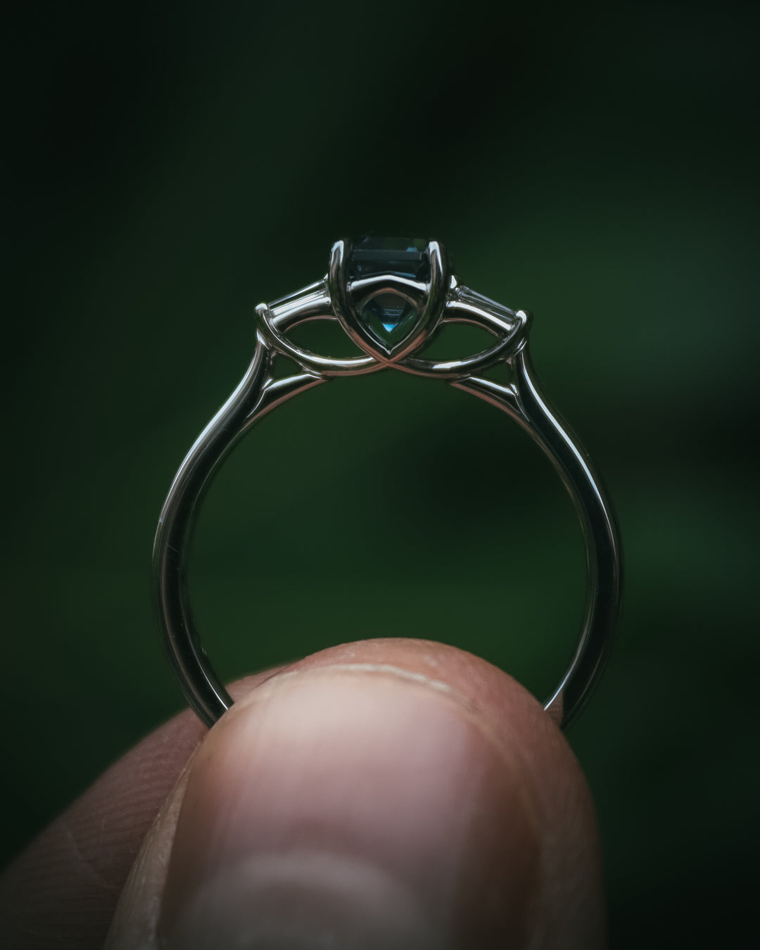 Sròn teal sapphire three-stone ring; platinum Arc setting side profile