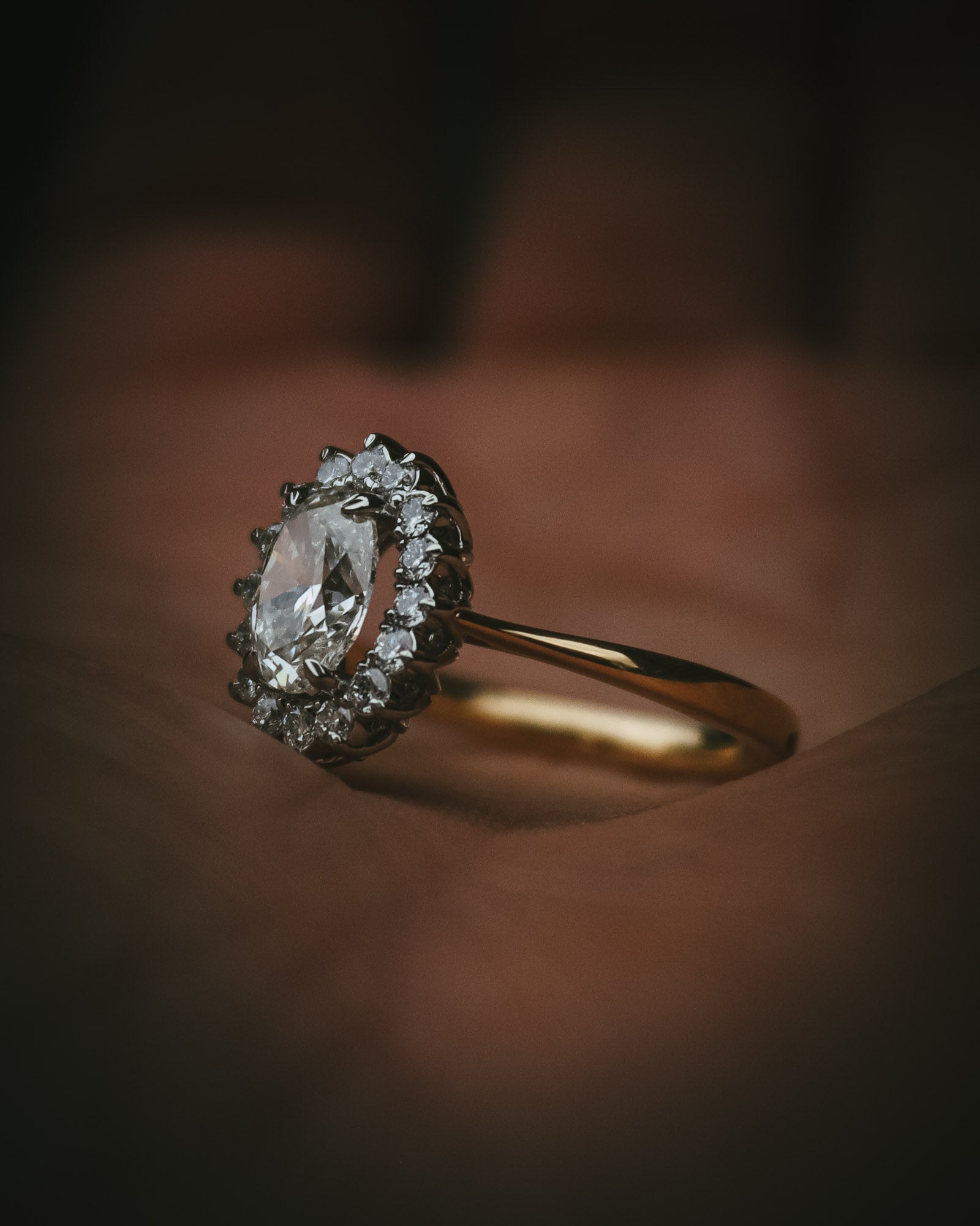Flùr oval diamond cluster ring in 18ct yellow gold and platinum; side profile